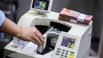 Rupiah melemah seiring kegelisahan berhadapan dengan eskalasi pertempuran dagang