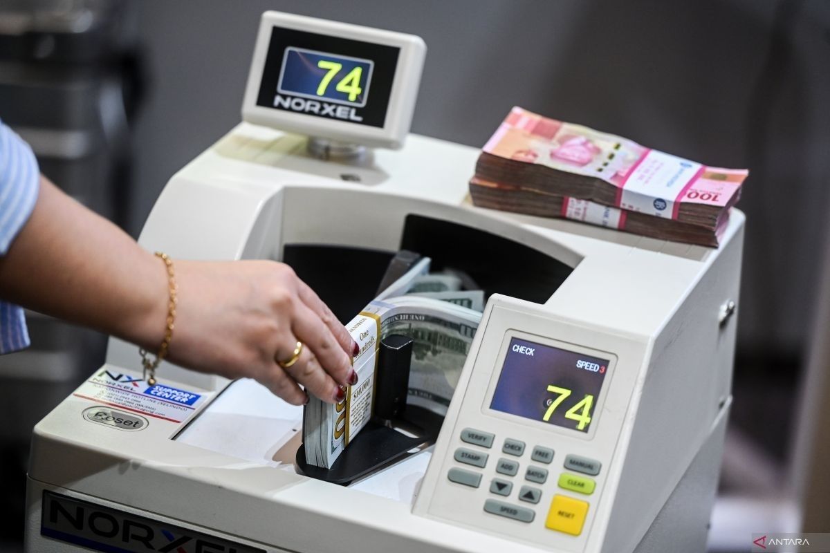 Rupiah melemah seiring kegelisahan berhadapan dengan eskalasi pertempuran dagang